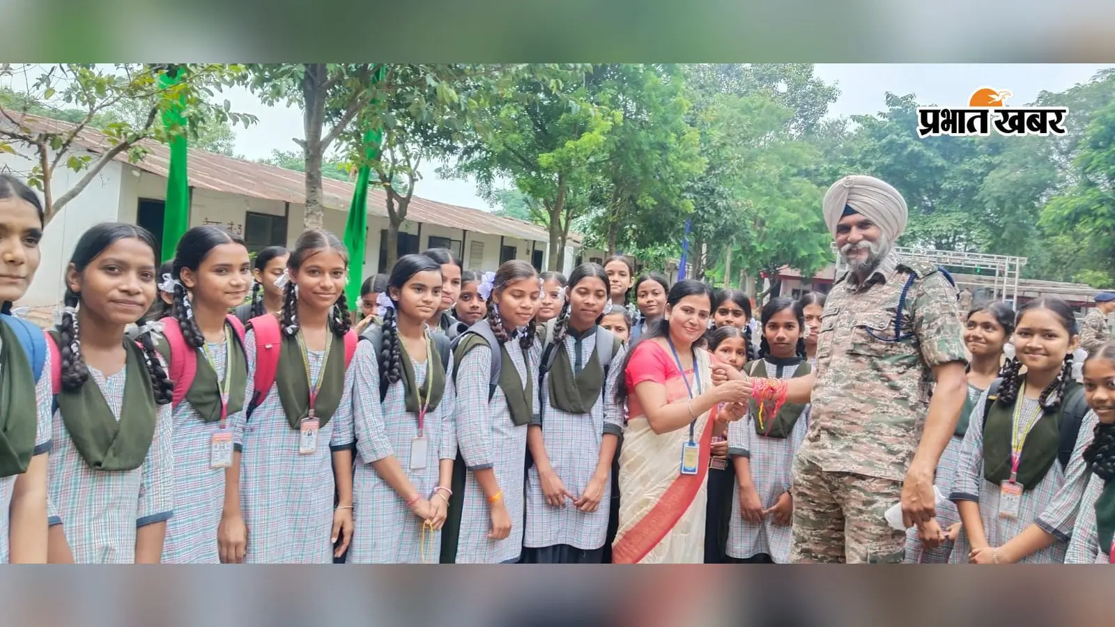 रक्षाबंधन पर स्कूली छात्राओं ने CRPF जवानों को बांधी राखी, भावुक हुआ माहौल