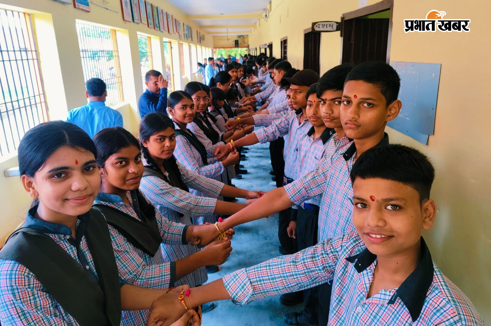 फोटो: 1.रक्षाबंधन पर मेहंदी लगाकर दिखाती छात्राएं,  2.स्कूल के छात्रों को राखी बांधती छात्राएं | Prabhat Khabar Network