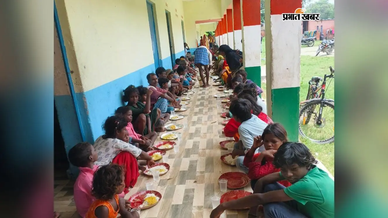 गंडक का जलस्तर बढ़ा तो स्कूल बना बाढ़ पीड़ितों का सहारा, प्रशासन ने कराई भोजन की व्यवस्था
