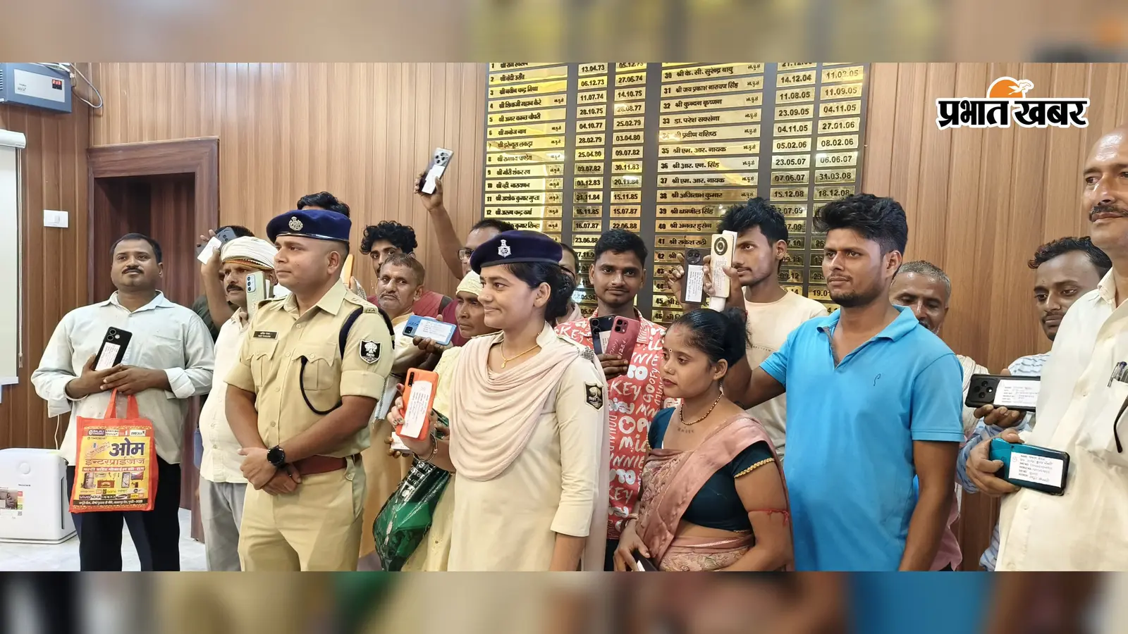 मोबाइल खोया तो उम्मीद मत छोड़िए! सीतामढ़ी पुलिस ने 68 फोन खोज निकाले, लोगों के चेहरे पर लौटी मुस्कान