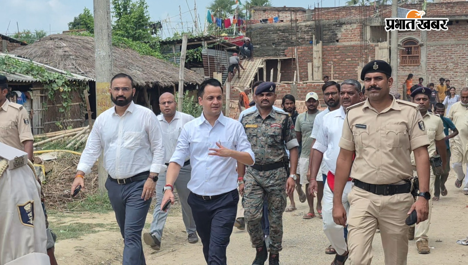 फोटो :- बेनीपट्टी के सिनुआरा में बच्चों को शिफ्ट कराने को पांव पैदल उत्क्रमित मध्य विद्यालय जाते डीएम व अन्य | Prabhat Khabar Network