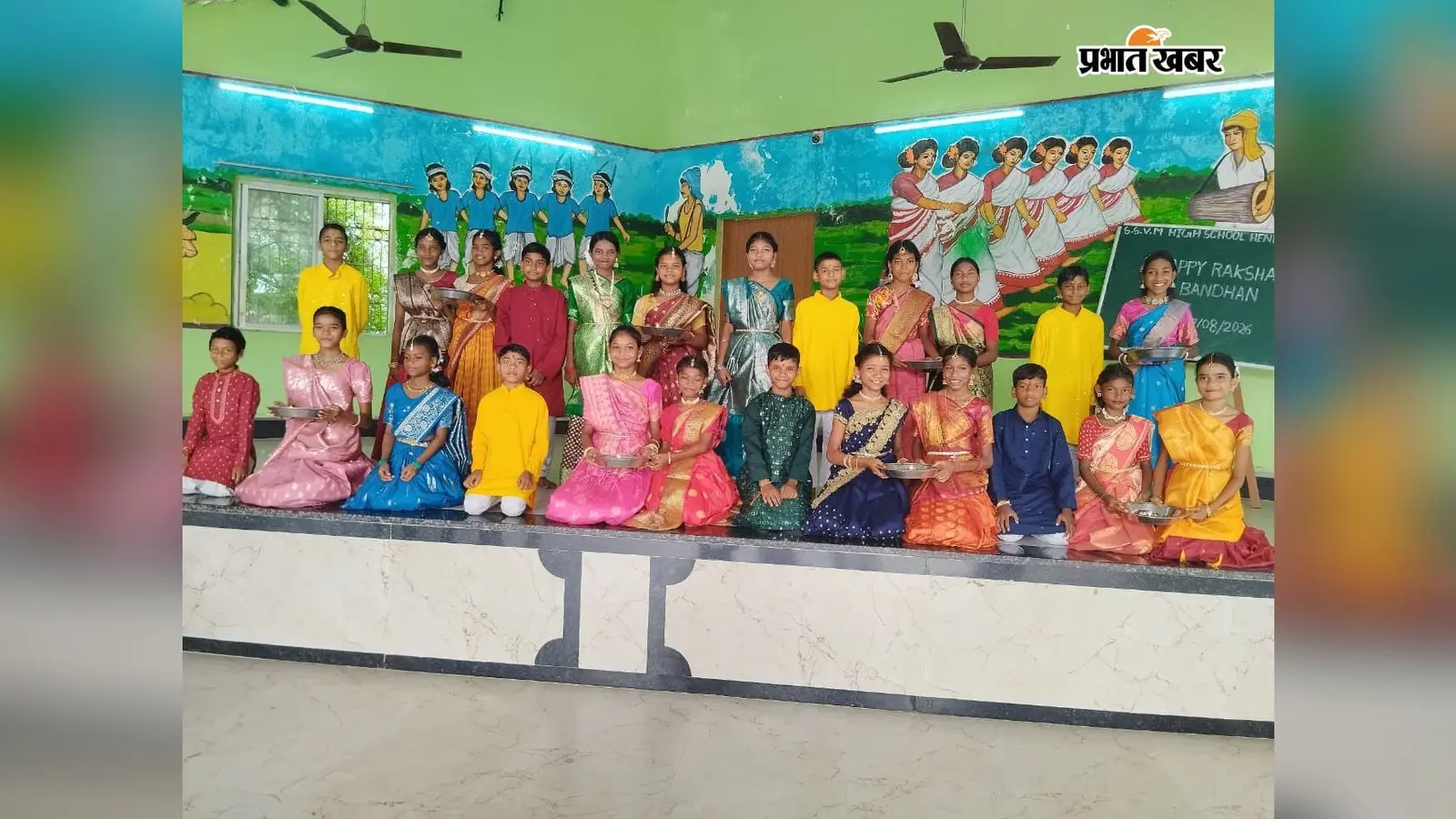 जमशेदपुर: हेंदलजुड़ी में बच्चों ने पेड़ को बांधी राखी, सांस्कृतिक कार्यक्रम प्रस्तुत कर मोहा मन