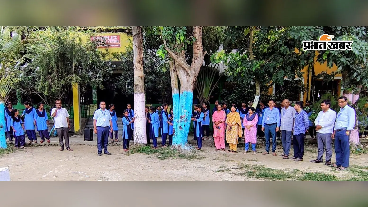 चकहबीब में छात्राओं ने पेड़ों को बांधी राखी, लिया पर्यावरण संरक्षण का संकल्प