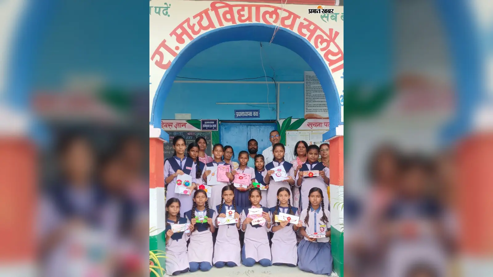 मदनपुर में कबाड़ से जुगाड़ कर बच्चों ने बनाई आकर्षक राखी, पर्व पर दिखी रचनात्मकता