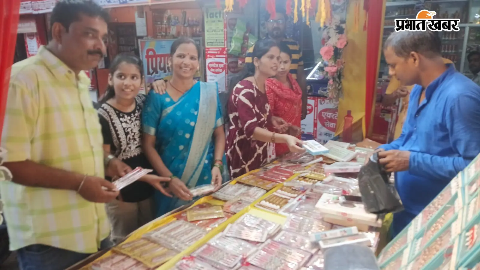 सीवान में रक्षाबंधन की धूम, राखी-मिठाई और गिफ्ट की दुकानों पर उमड़ी भीड़; मंदिरों में भी होगी भीड़