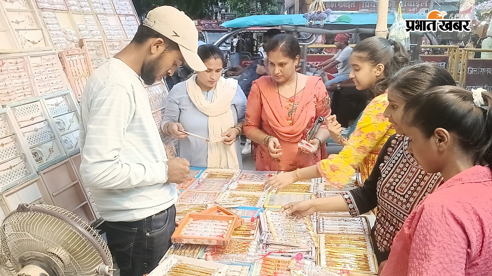 फोटो: राखी की खरीदारी करती महिलाएं फोटो : सजी मिठाई की दुकान फ़ोटो. गिफ्ट की खरीदारी करते लोग | Prabhat Khabar Network