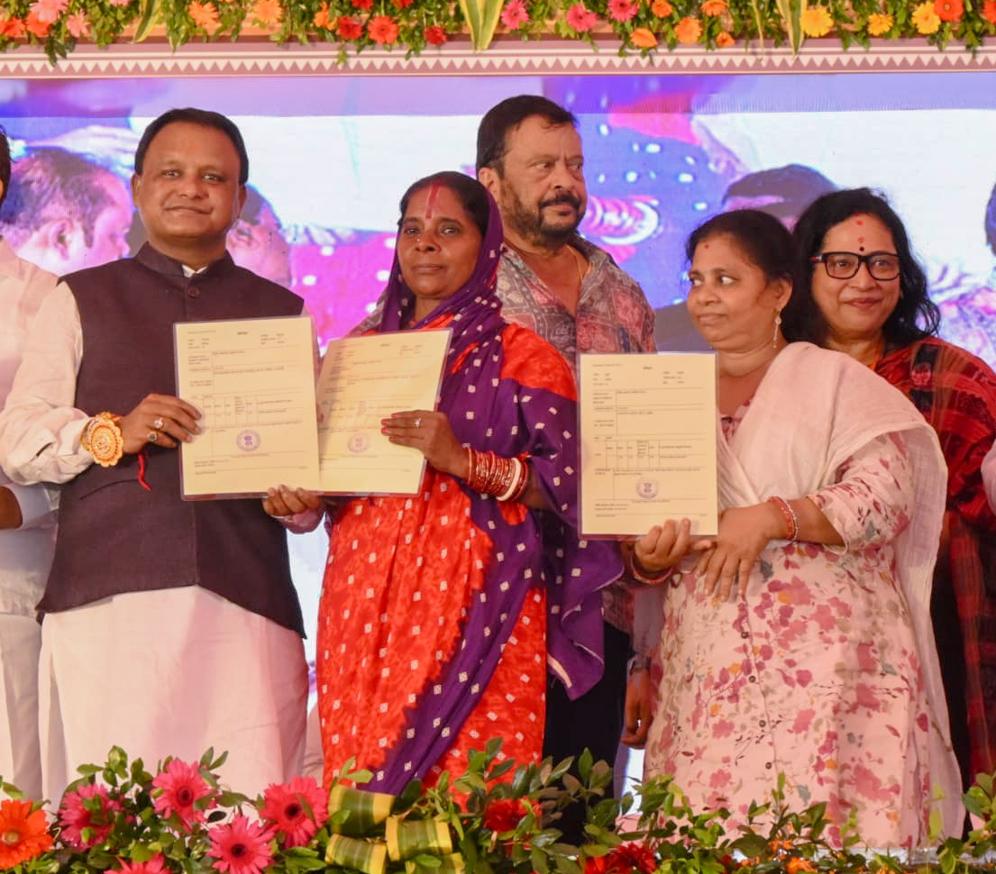 लाभुकों को सरकारी सहायता प्रदान करते मुख्यमंत्री माझी
