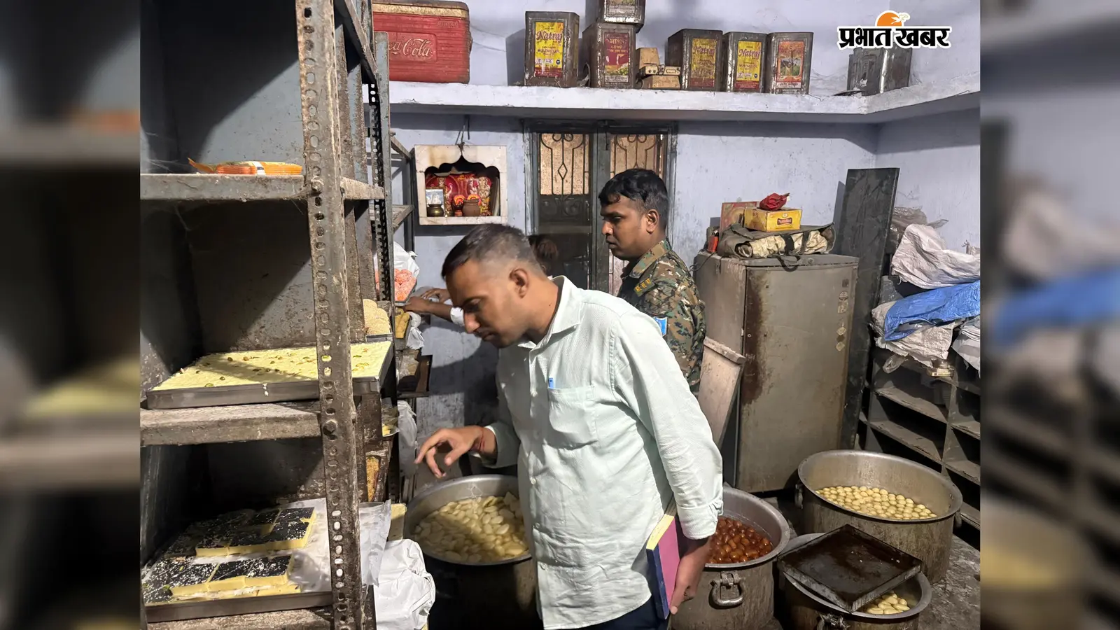 चास में मिठाई दुकानों और बेकरी की जांच, तीन प्रतिष्ठानों पर 18 हजार जुर्माना