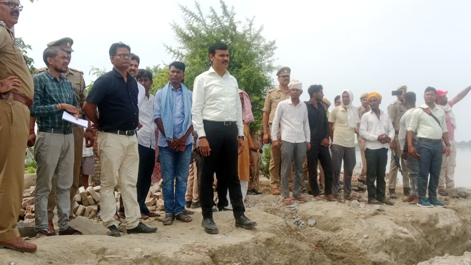 CM योगी के आने से पहले आनन-फानन में DM पहुंचे गोपालनगर टांडी