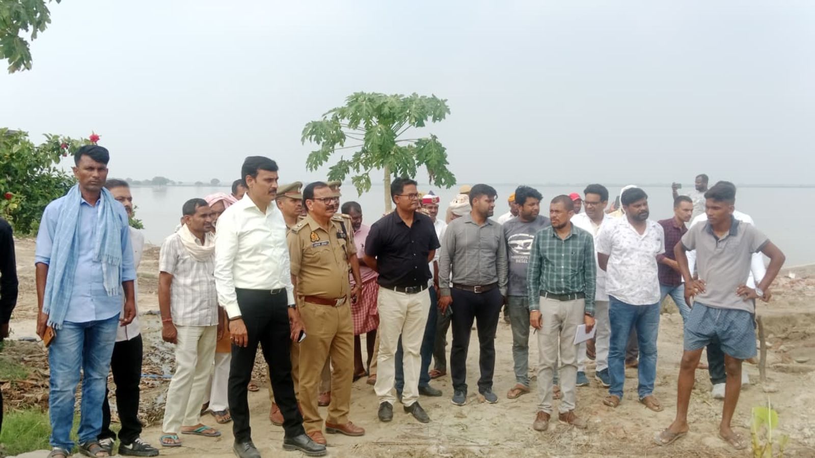 डीएम के साथ पहुंचे SP