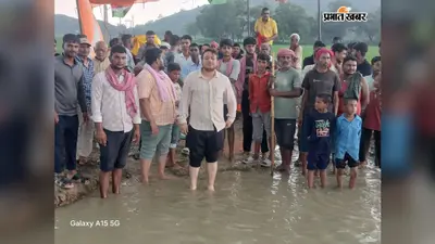 कैमूर के चांद में सड़क निर्माण की मांग पर 4 दिन से भूख हड़ताल, BDO के आश्वासन पर युवक ने तोड़ा अनशन