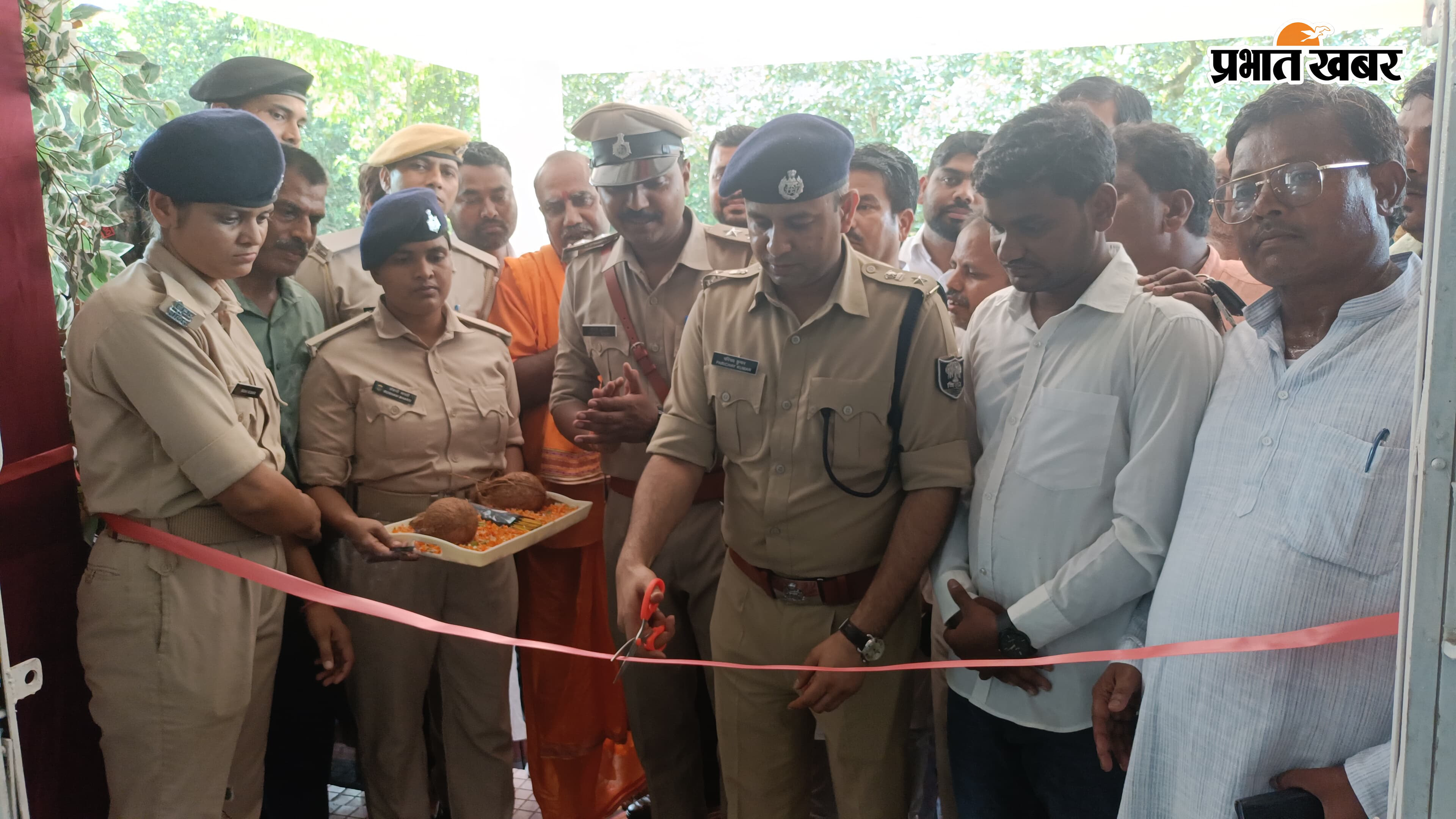 फोटो. नवनिर्मित तेलता थाना 2 फीता काटकर उद्घाटन करते एसपी मौजूद पुलिस पदाधिकारी एवं अन्य लोग | Prabhat Khabar Network
