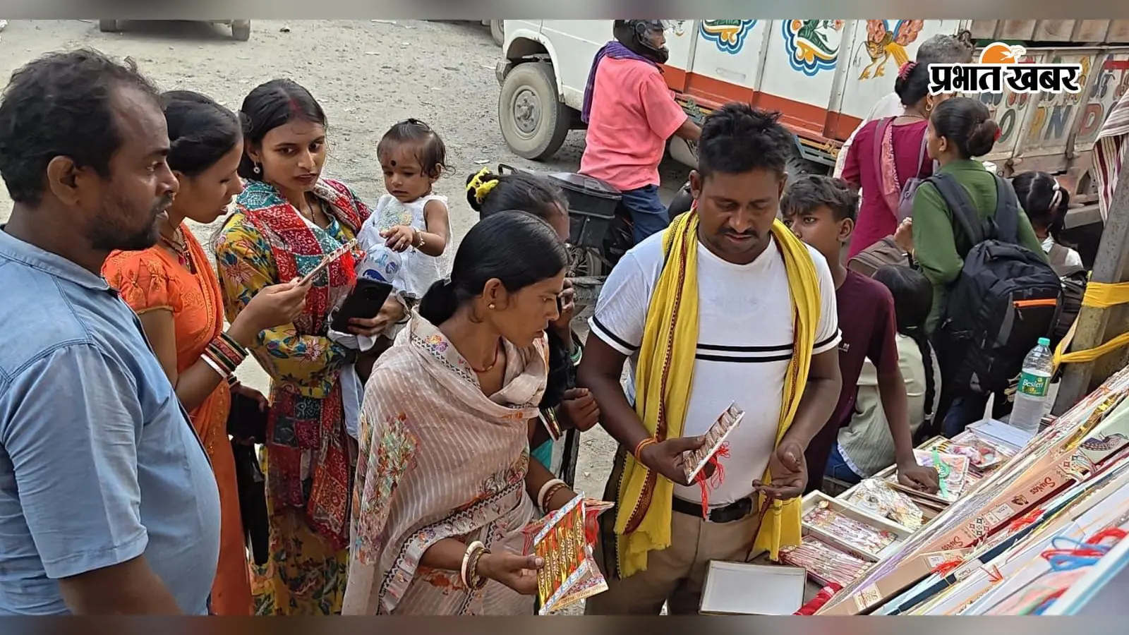 वैशाली: महुआ में रक्षाबंधन को लेकर बाजारों में रौनक, बहनों को खूब भा रही कोलकाता की रंग-बिरंगी राखियां; दुकानों पर उमड़ी भीड़
