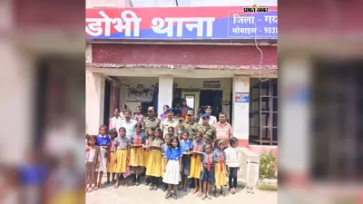 राखी लेकर थाने पहुंचीं छात्राएं, पुलिसकर्मियों की कलाई पर बांधा रक्षा सूत्र; बोलीं- आप सुरक्षित तो हम भी सुरक्षित