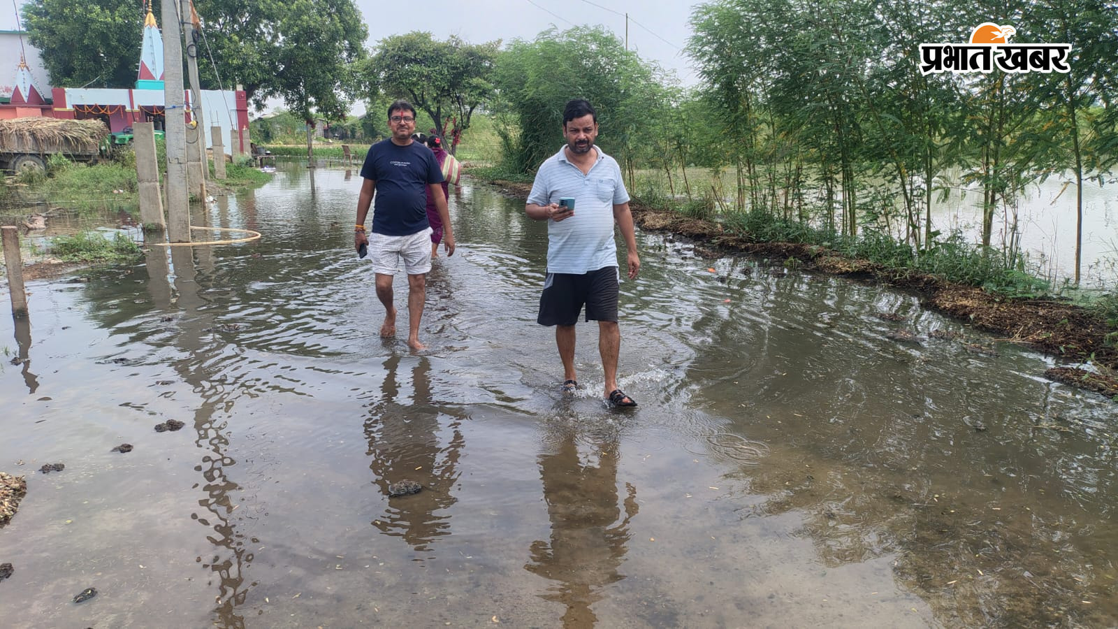 फोटो नं 27 एसबीजी 19,20,21,22,23,24,25 हैकैप्सन - गुरूवार को प्राथमिकी विद्यालय गोपालपुर सिन्हा टोला स्कूल में प्रवेश किया पानीपानी में जाती महिलाऍं चारा लेकर जाते लोग बाढ का फैला पानी शोभनपुर दियारा में गोपालपुल के नीचे फैला पानीचारा लेते किसानगण | Prabhat Khabar Network