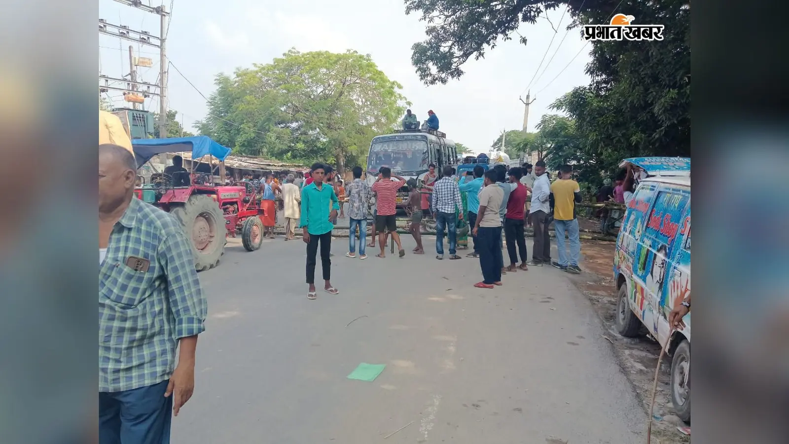 गंडक का पानी बढ़ा तो कटने लगी जमीन, मंगलपुर में कटाव रोकने के लिए ग्रामीणों का हल्लाबोल