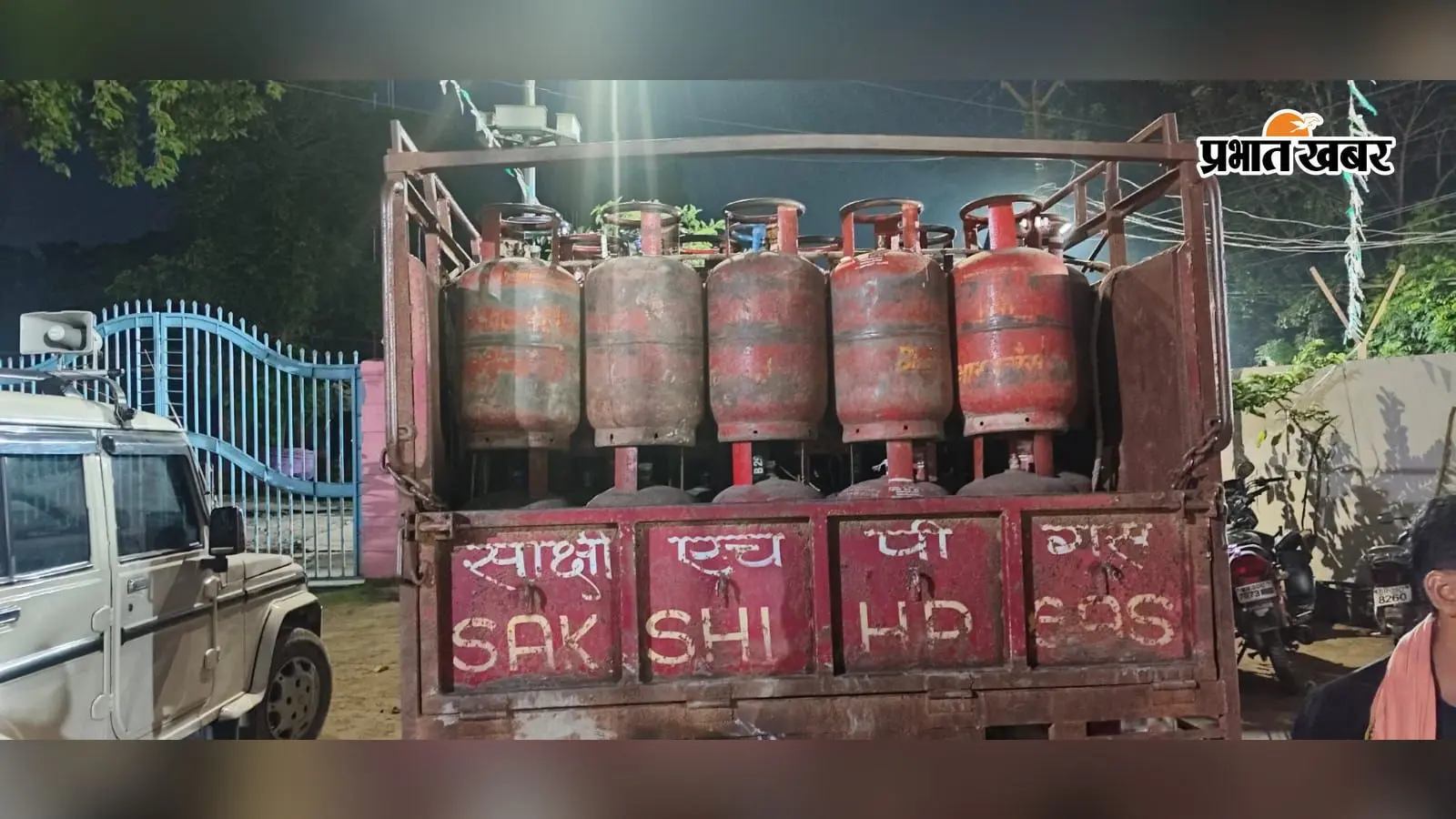 अवैध गैस सिलेंडर रैकेट का भंडाफोड़: घर में छिपाकर रखे 98 रसोई गैस सिलेंडर जब्त