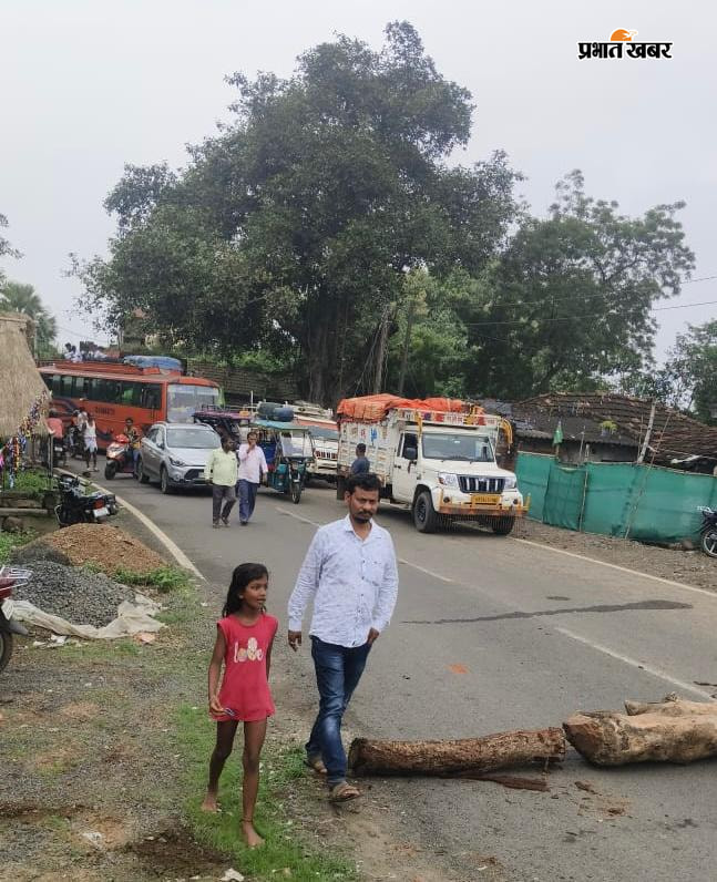 जियो मिनी टावर में नेटवर्क की समस्या को लेकर सड़क पर चक्का जाम करते ग्रामीण | Prabhat Khabar Network