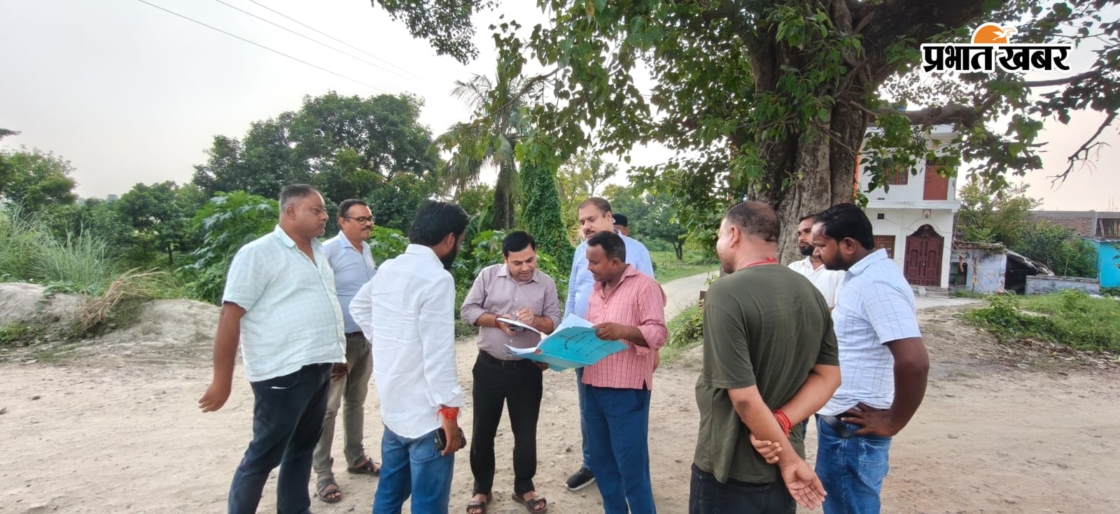 1.गंडक नदी के जलस्तर सामान्य 2.सारण तटबंध पर डीसीएलआर, बीडीओ,प्रमुख प्रतिनिधि सुरक्षा व्यवस्था पर चर्चा 3. माइकिंग करते प्रशासन | Prabhat Khabar Network