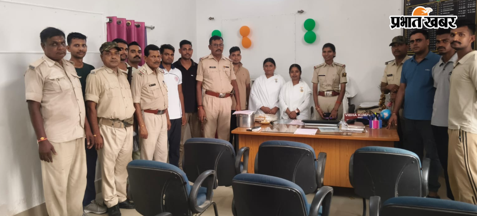 थावे थाने में पुलिसकर्मियों को बांधा रक्षा सूत्र | Prabhat Khabar Network