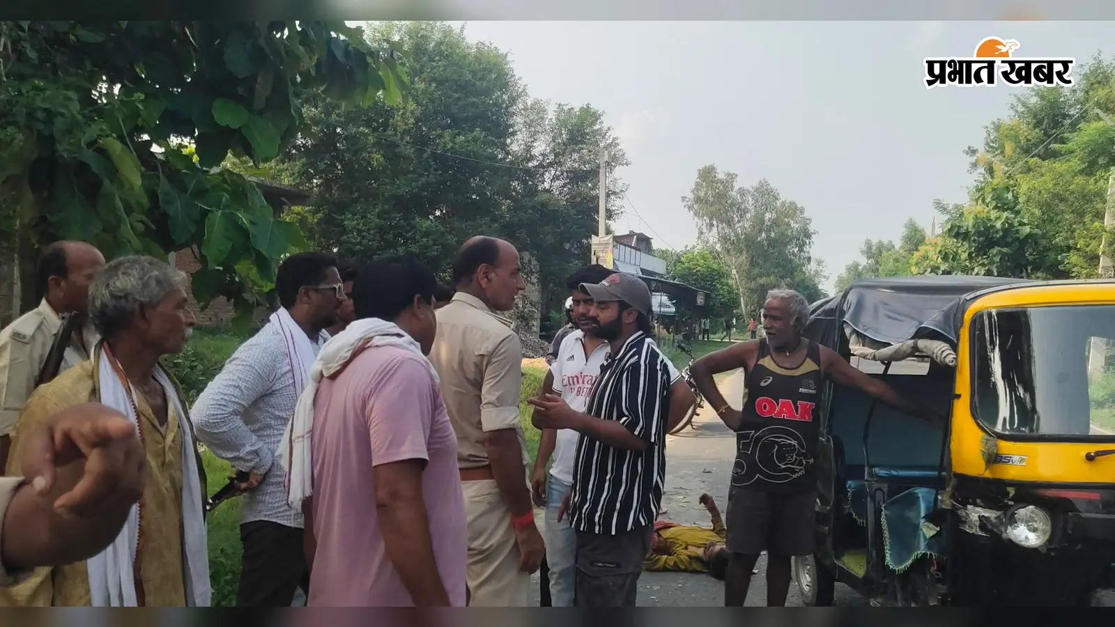 सीवान-सीसवन मुख्य मार्ग पर टेंपो और फाइटर वाहन की टक्कर, दो घंटे तक तड़पता रहा घायल, एंबुलेंस नहीं पहुंची, रास्ते में तोड़ा दम