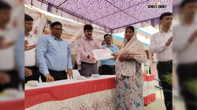 भूमिहीनों को मिला जमीन का पर्चा, गांव पहुंचे भोजपुर DM; विकास शिविर में 6 लाभुकों को भी मिली राशि