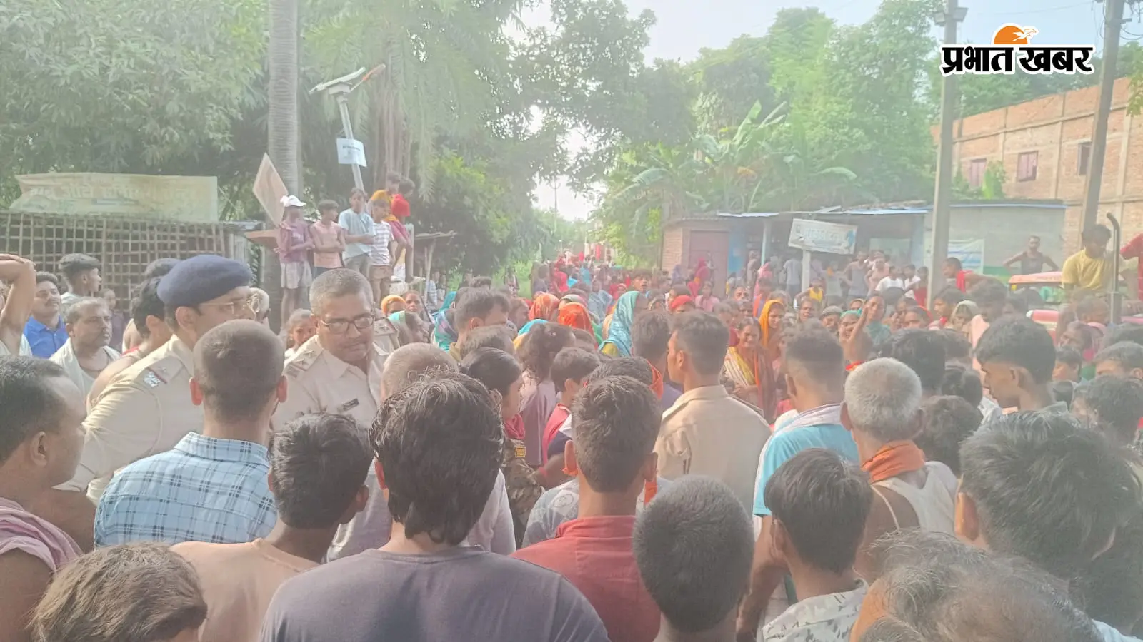 बाइक की ठोकर से महिला की दर्दनाक मौत, मुआवजे की मांग को ले सड़क जाम
