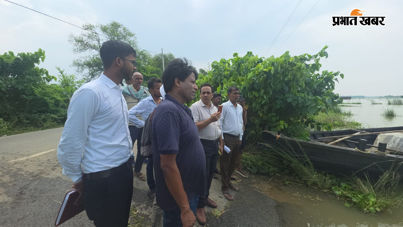 नेकनाम टोला में बाढ़ का जायजा लेते एडीएम ग्रामीणों से समस्या सुनते एडीएम बाढ़ प्रभावित सड़क का निरीक्षण करते एडीएम | Prabhat Khabar Network