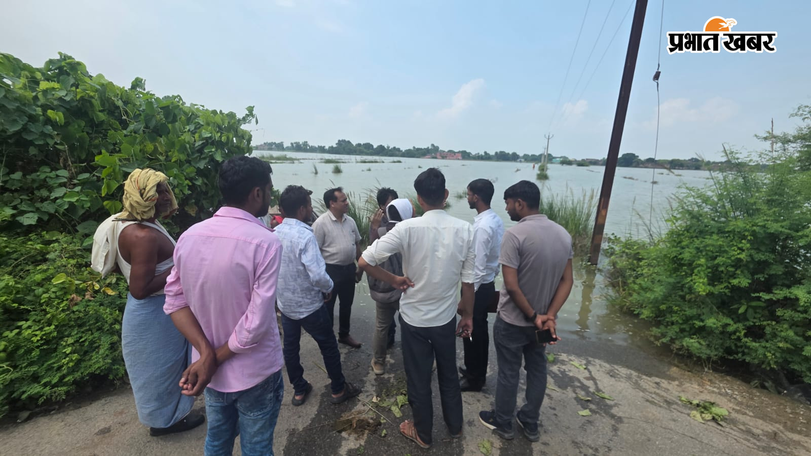 नेकनाम टोला में बाढ़ का जायजा लेते एडीएम ग्रामीणों से समस्या सुनते एडीएम बाढ़ प्रभावित सड़क का निरीक्षण करते एडीएम | Prabhat Khabar Network