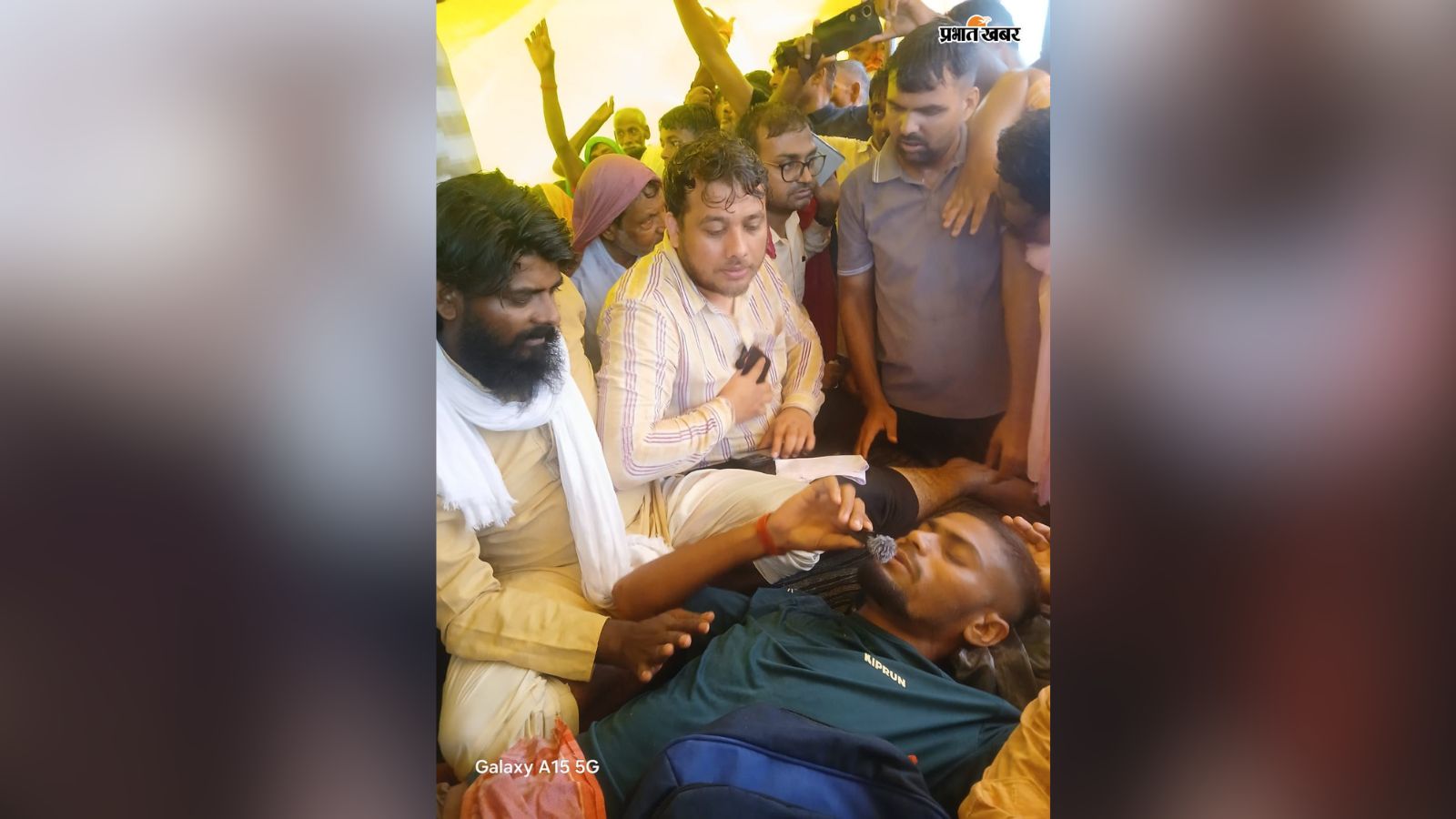 भूख हड़ताल पर बैठा युवक