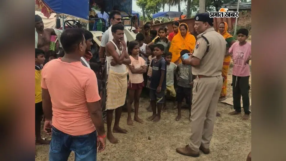 चलती ट्रेन पर पत्थर फेंका तो जेल, चेन पुलिंग भी पड़ेगी भारी; जमालपुर में RPF ने ग्रामीणों को समझाये रेल नियम
