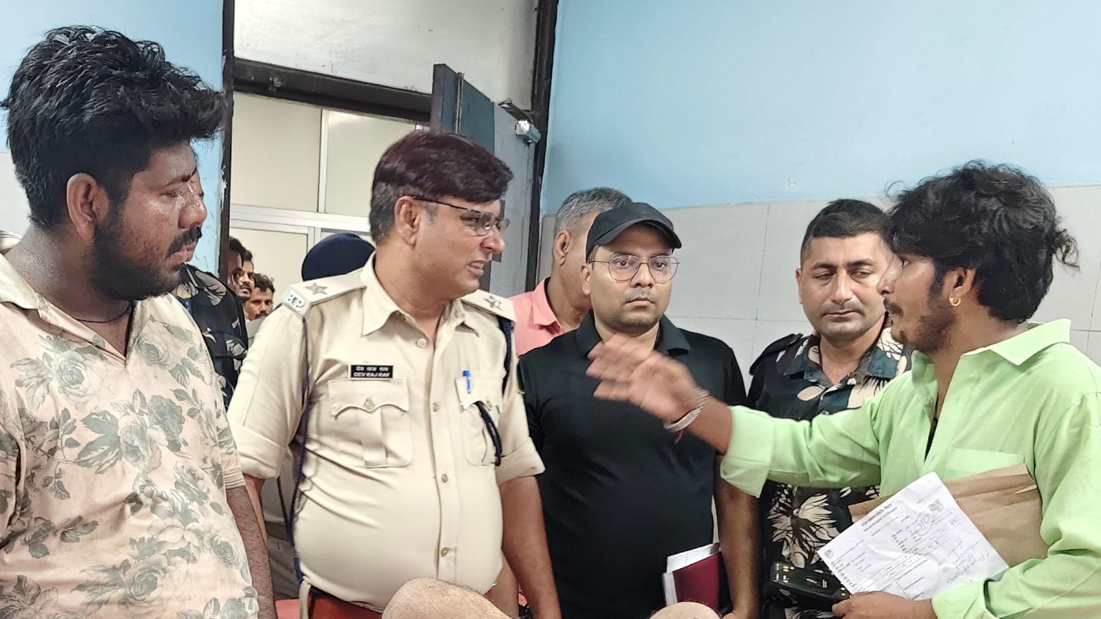 अस्पताल में पुलिस से बात करते घायल किशोर के परिजन