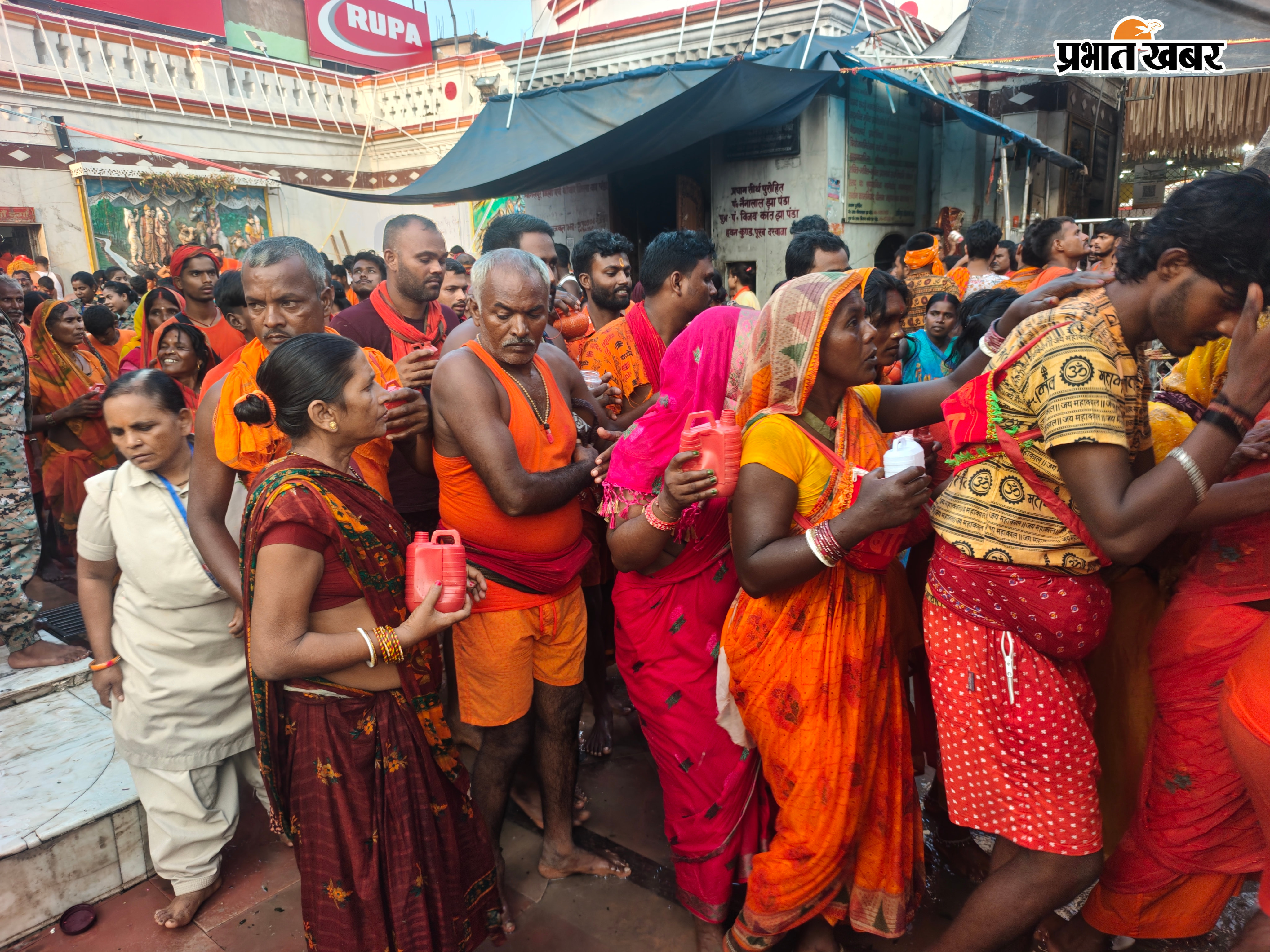 बासुकिनाथ मंदिर में श्रद्धालुओं की भीड़, कतारबद्ध कांवरिये एवं आरती करते श्रद्धालु. | Prabhat Khabar Network