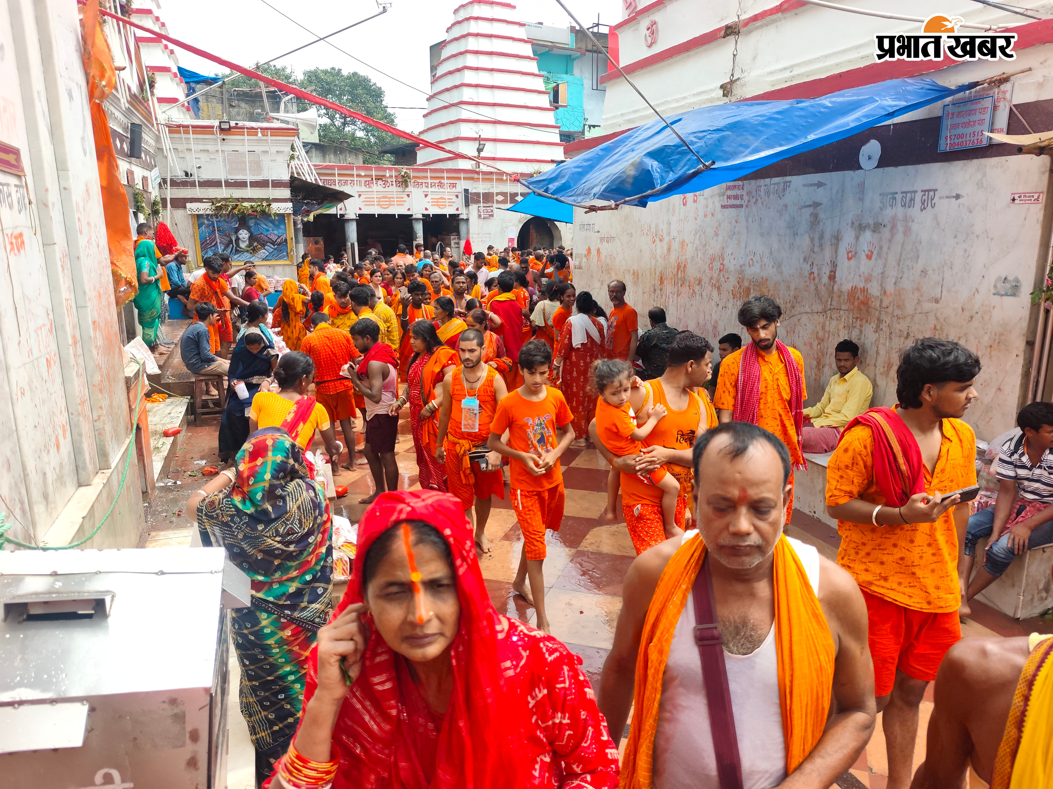 बासुकिनाथ मंदिर में श्रद्धालुओं की भीड़, कतारबद्ध कांवरिये एवं आरती करते श्रद्धालु. | Prabhat Khabar Network