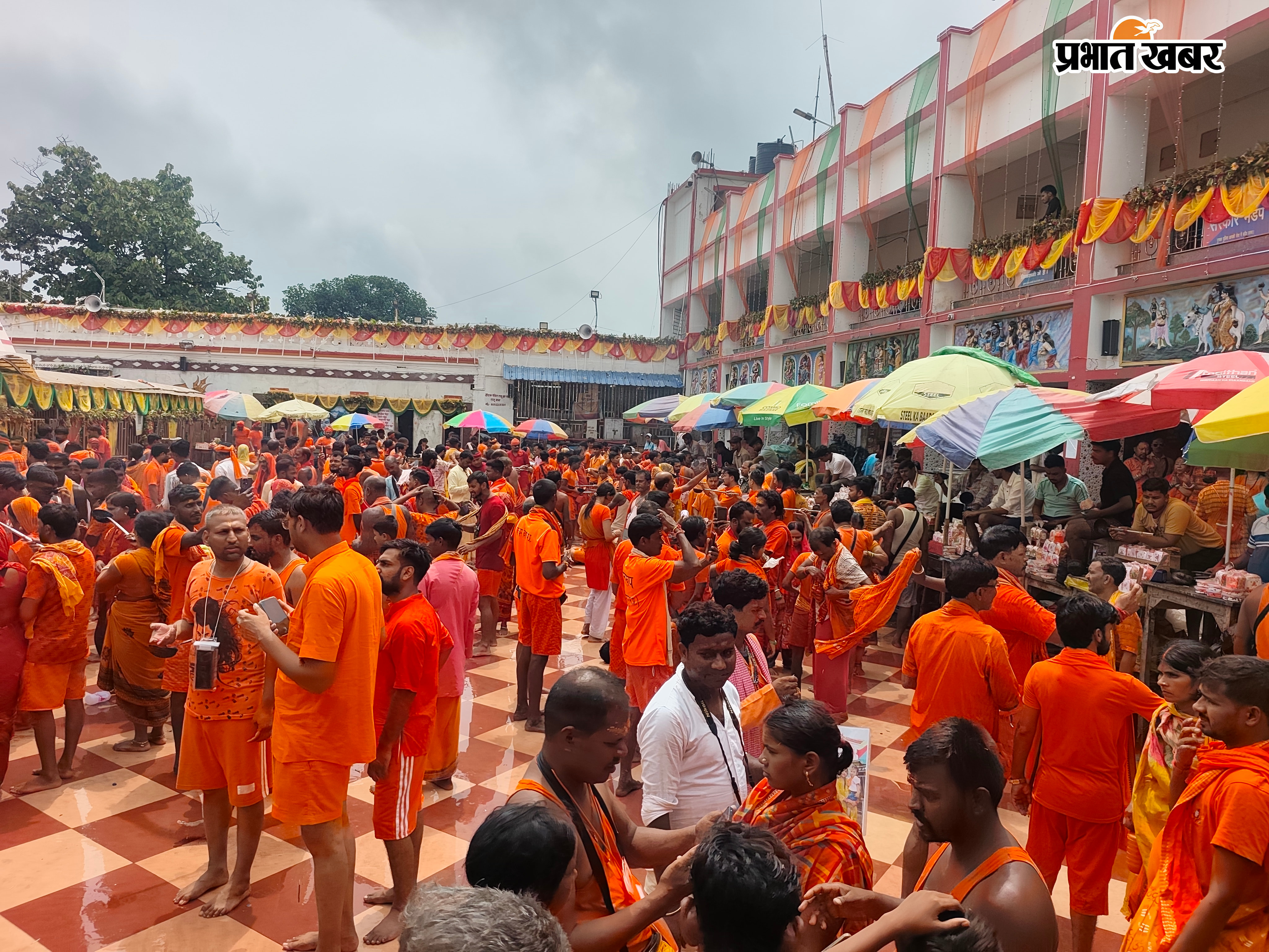 बासुकिनाथ मंदिर में श्रद्धालुओं की भीड़, कतारबद्ध कांवरिये एवं आरती करते श्रद्धालु. | Prabhat Khabar Network