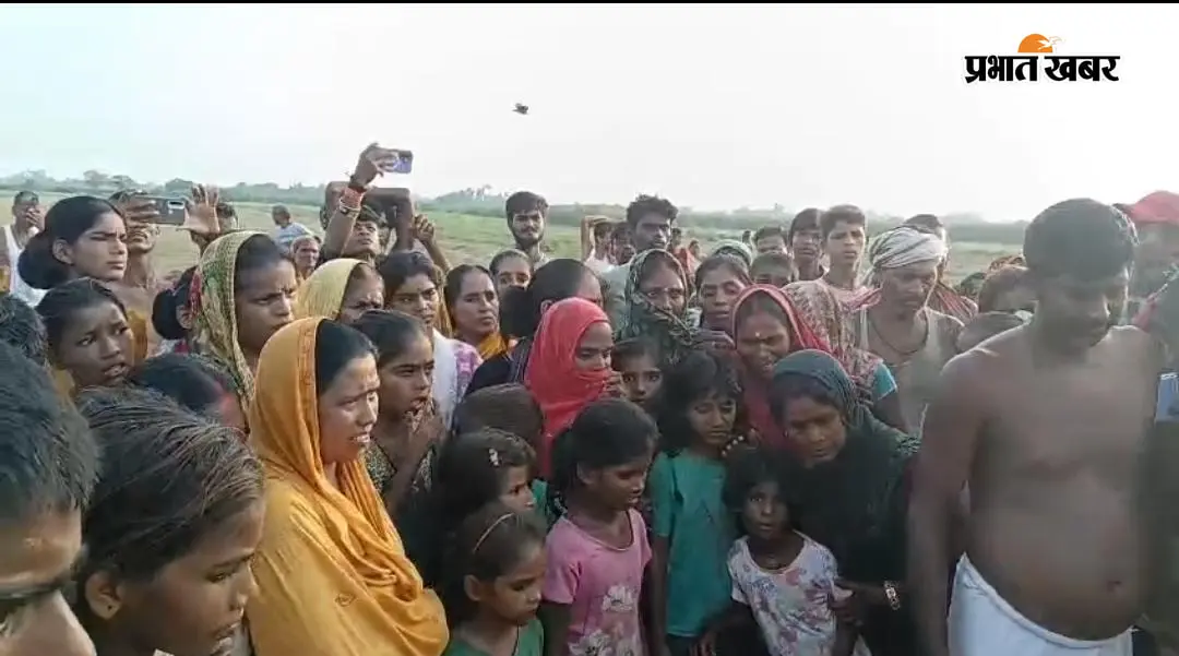 हाजीपुर: बाढ़ के पानी में भैंस नहलाने गए वृद्ध की डूबने से मौत, ग्रामीणों ने शव निकाला