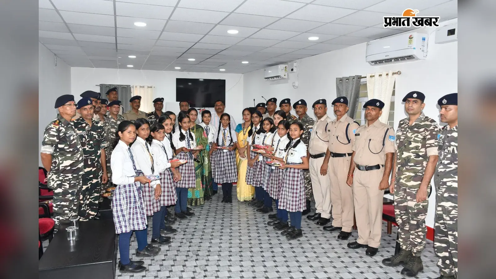 बोधगया में छात्राओं ने SSB जवानों को बांधी राखी, कमांडेंट ने पूछा- क्या बनना चाहती हैं?