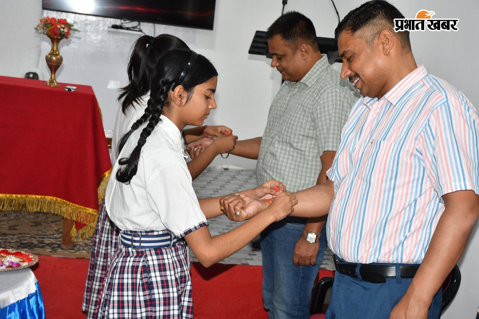  एसएसबी मुख्यालय में जवानों व अधिकारियों को राखी बांधती छात्राएं   | Prabhat Khabar Network