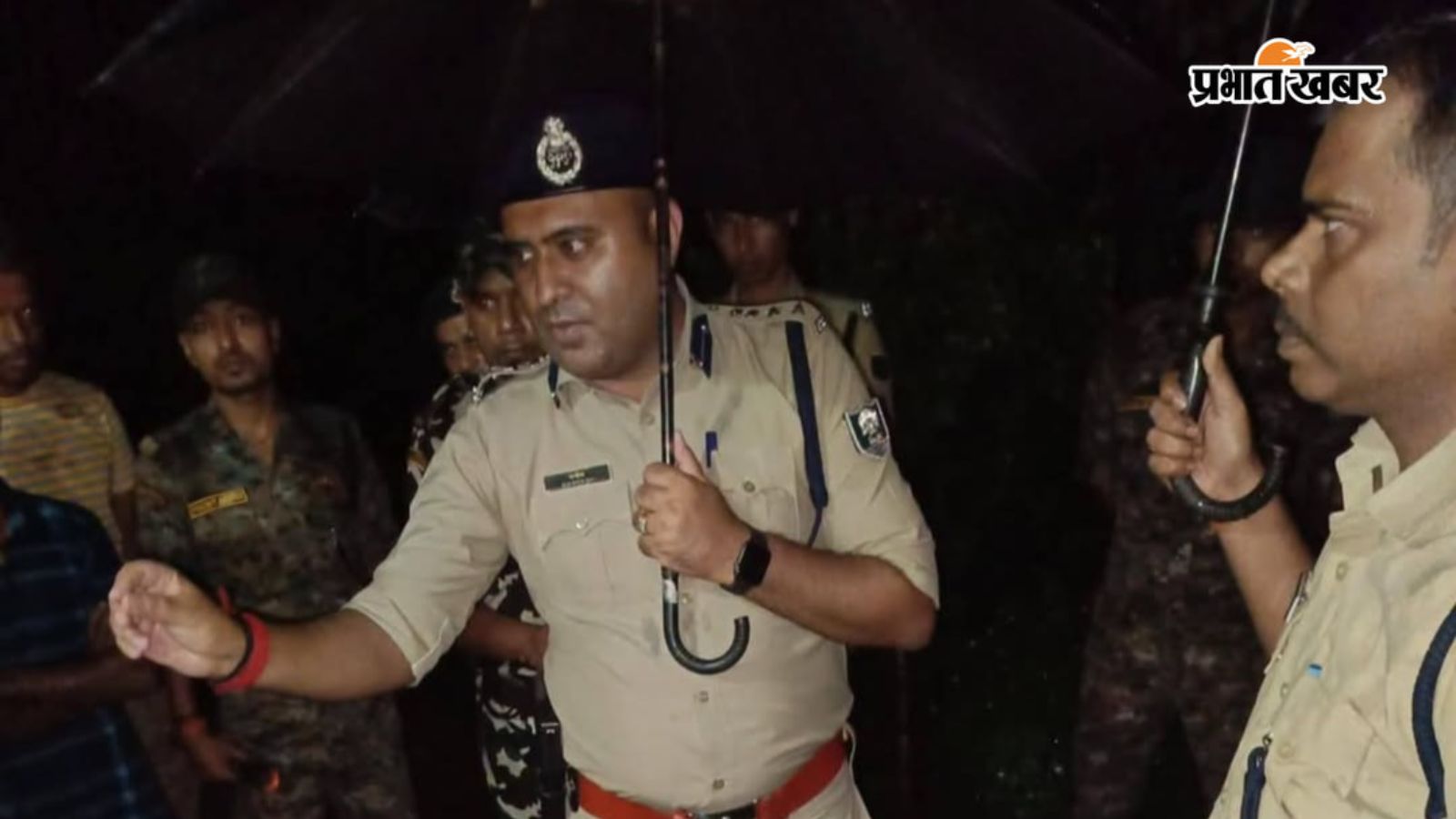मौके पर पहुंचे पुलिस अफसरों की तस्वीर