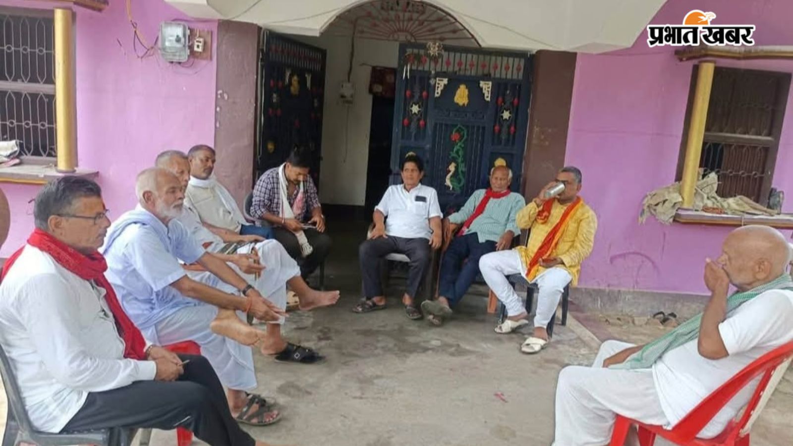मृतक के आवास पर परिजनों से मिलने पहुंचे पूर्व विधायक