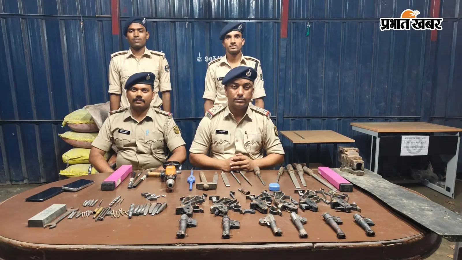पटना : झाड़ियों में चल रही थी अवैध मिनी गन फैक्ट्री, छापेमारी के दौरान हथियारों का जखीरा बरामद