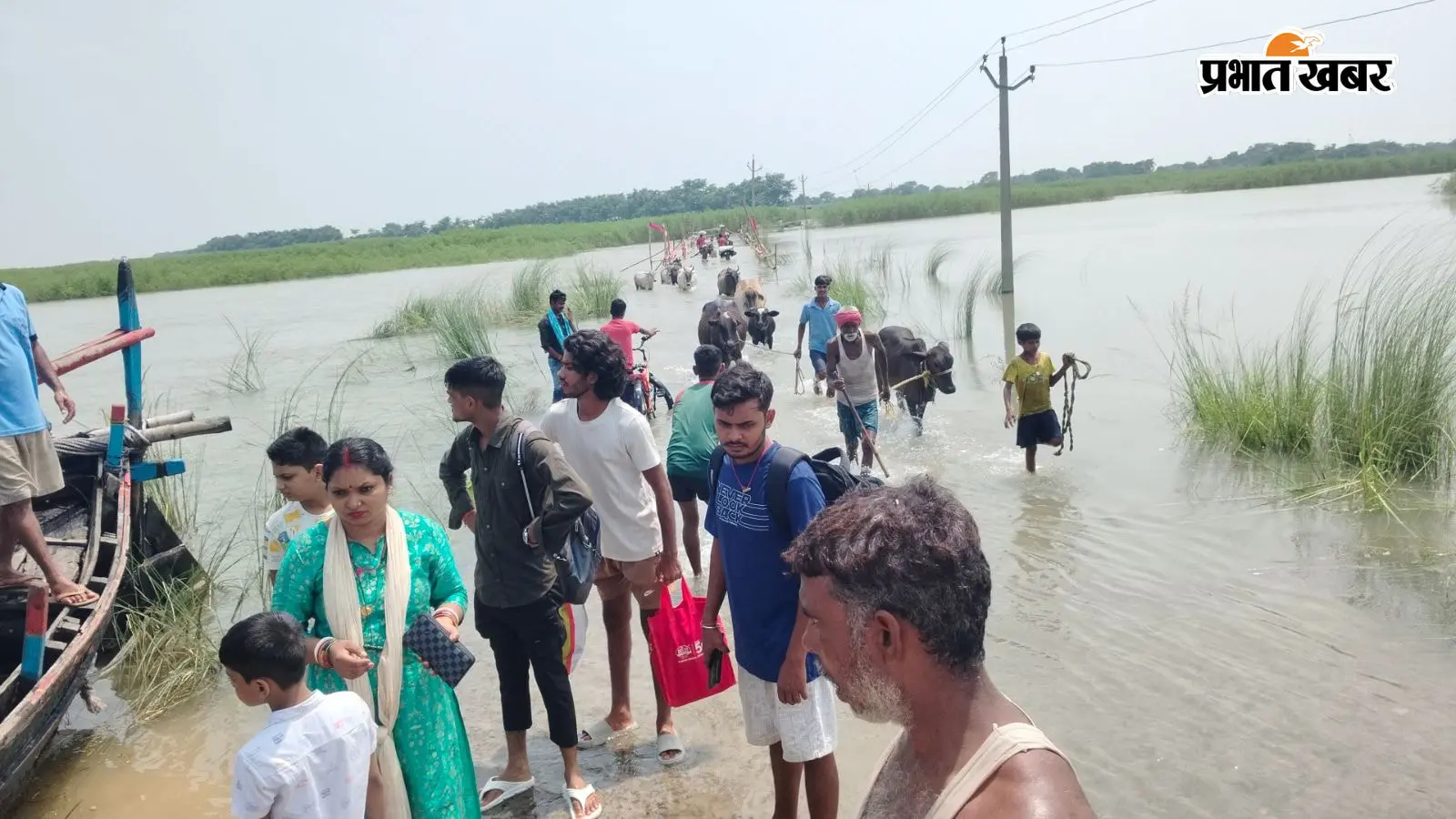 बेगूसराय में गंगा के बढ़ते जलस्तर को लेकर प्रशासन अलर्ट, अधिकारियों ने बाढ़ प्रभावित क्षेत्रों का लिया जायजा