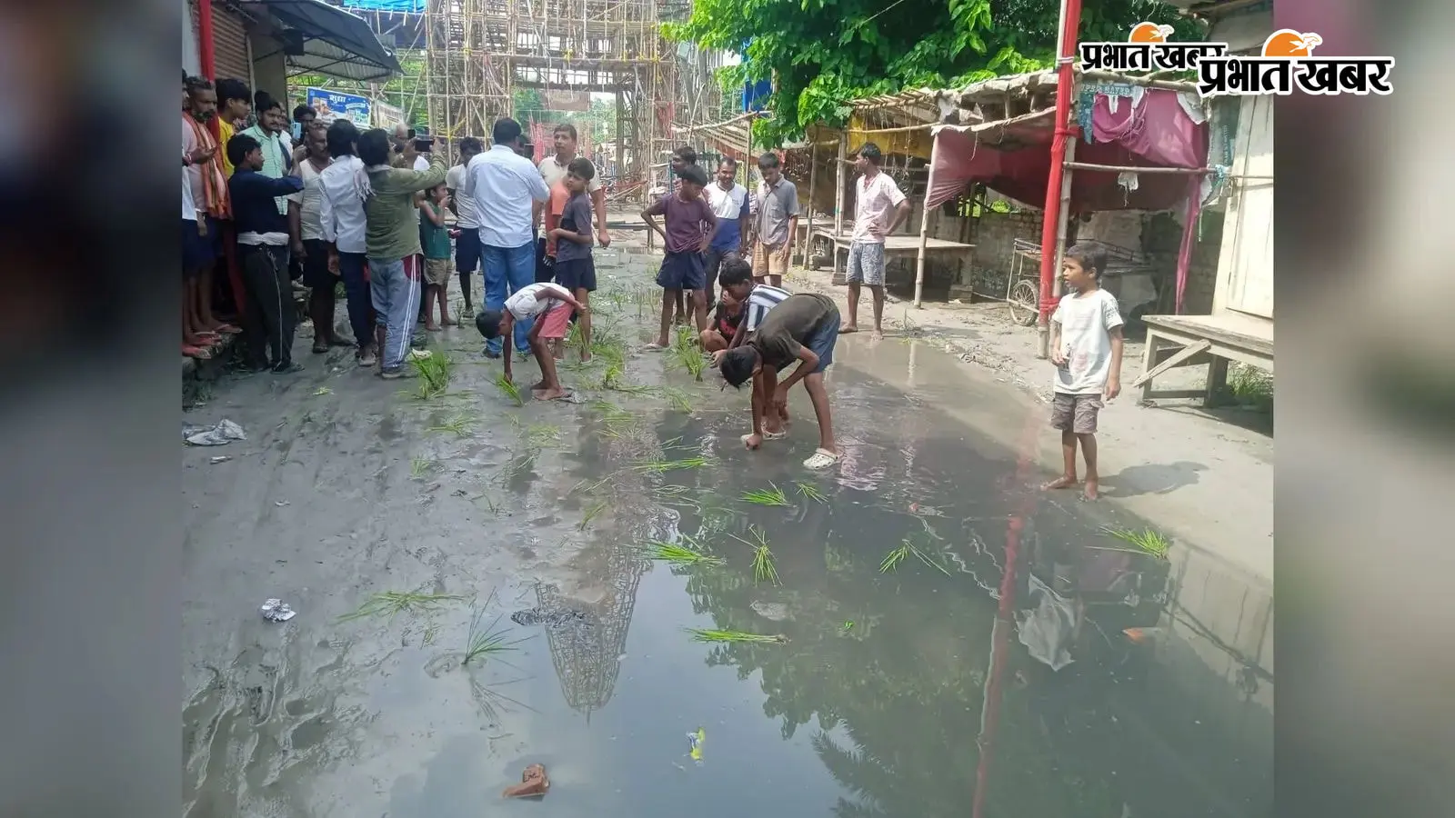 वीरपुर बाजार में जलजमाव के खिलाफ फूटा लोगों का गुस्सा, धान रोपकर किया विरोध, पांच घंटे सड़क जाम