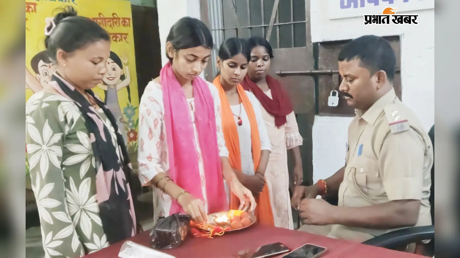 दुर्गा वाहिनी की बहनों ने पुलिस और सफाई कर्मियों को बांधा रक्षा सूत्र
