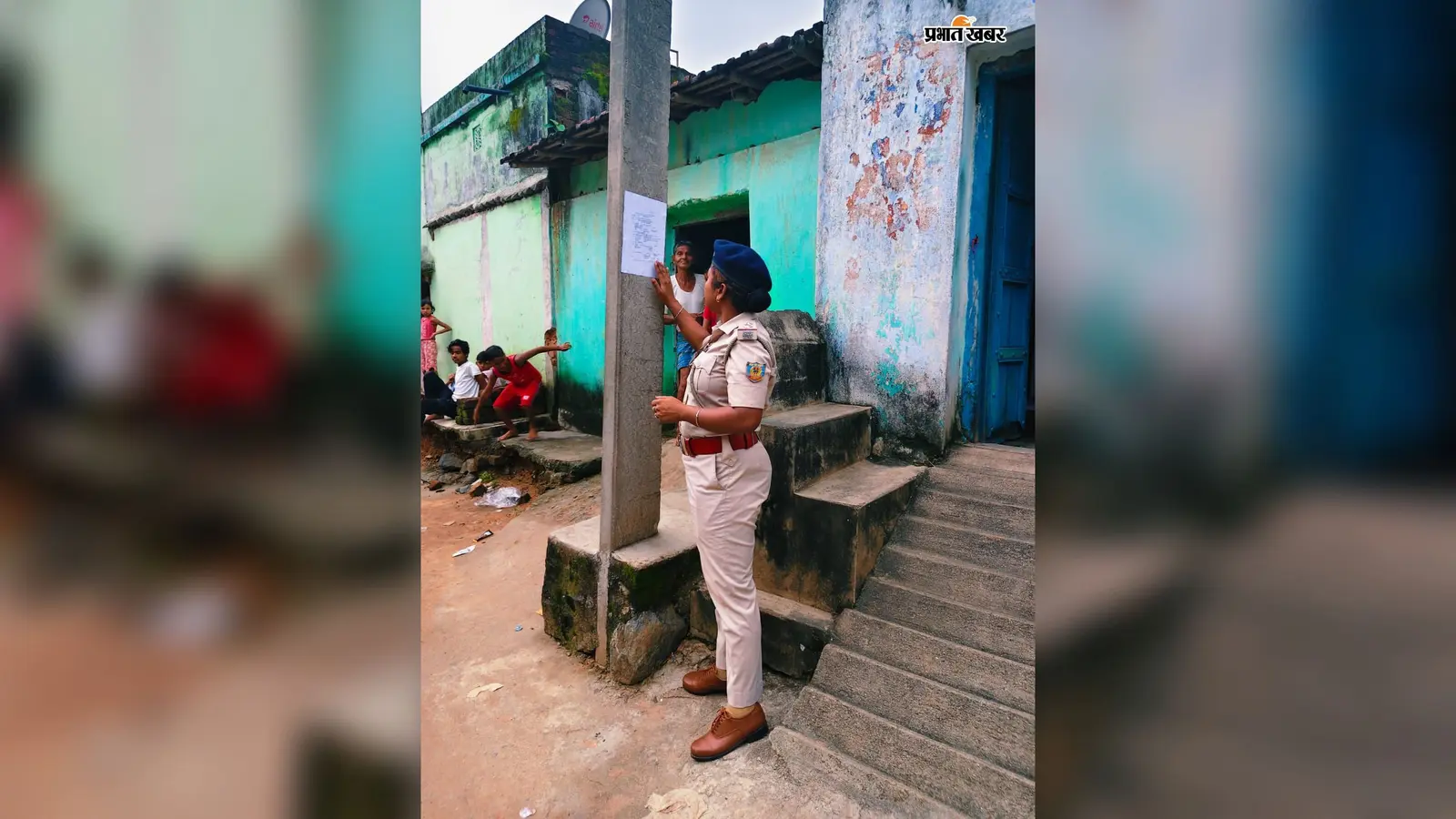 नाबालिग को भगाने के मामले में दो आरोपियों के घर चिपकाया इश्तेहार