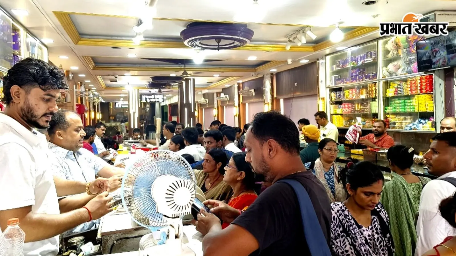रक्षाबंधन की पूर्व संध्या पर नवादा बाजार में उमड़ी भीड़, राखी से लेकर मिठाई और फलों की खूब हुई खरीदारी