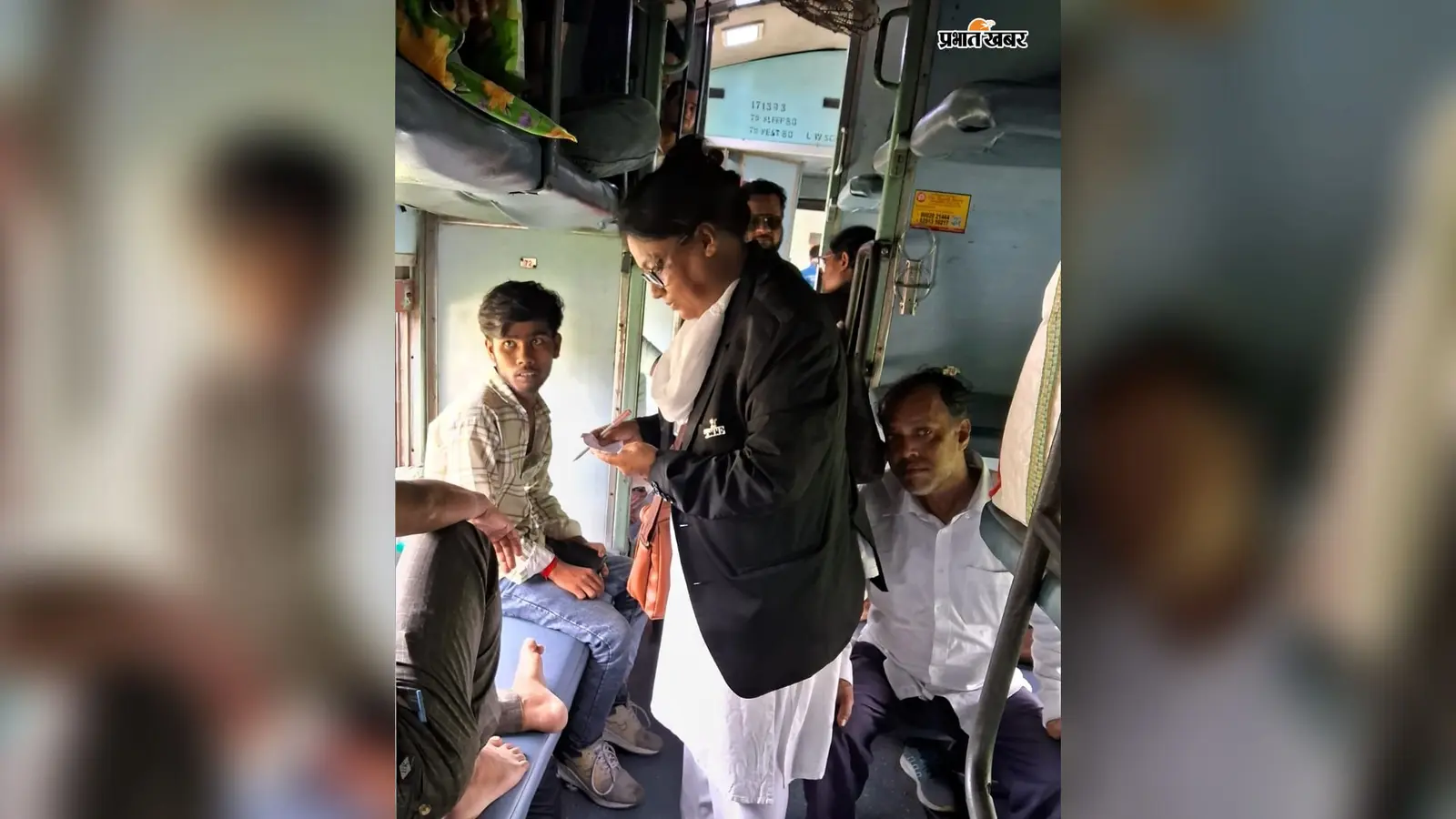 बिना टिकट यात्रा पर रेलवे की कार्रवाई, 514 यात्रियों से वसूला 4.40 लाख जुर्माना