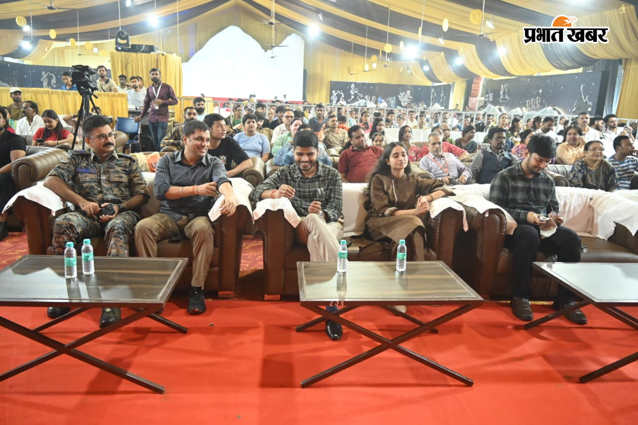 नाट्य प्रस्तुति का आनंद लेते डीडीसी पीयूष सिन्हा, नगर आयुक्त सुलोचना मीणा, एसडीअो रवि कुमार व अन्य. | Prabhat Khabar Network