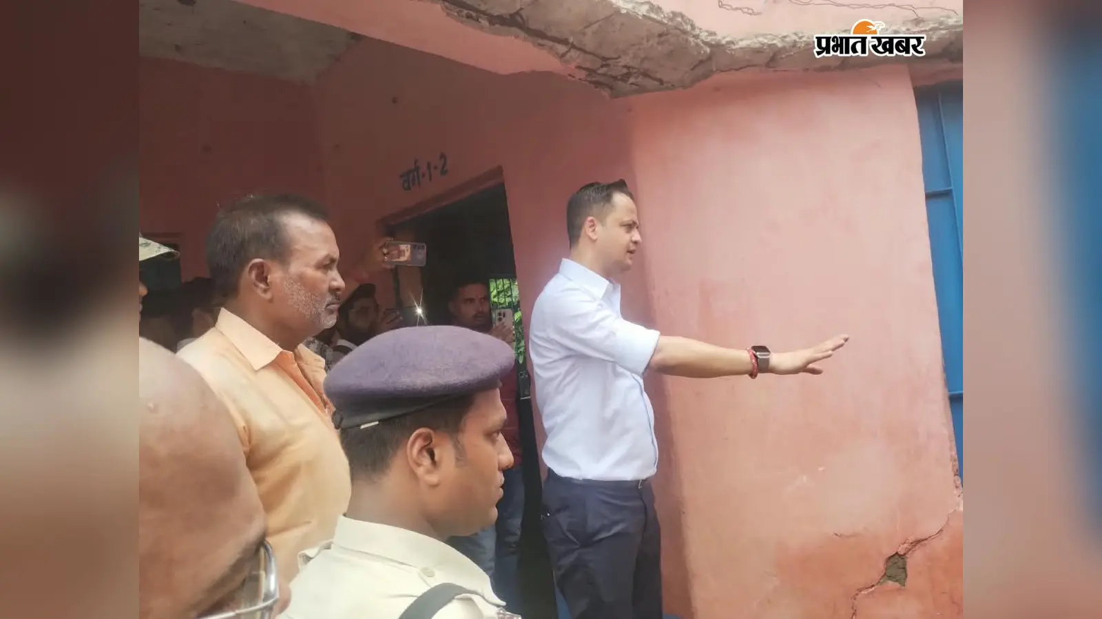 स्कूल पहुंचे डीएम तो खुली लापरवाही की पोल, बच्चे गायब और नहीं बना था मिड डे मील