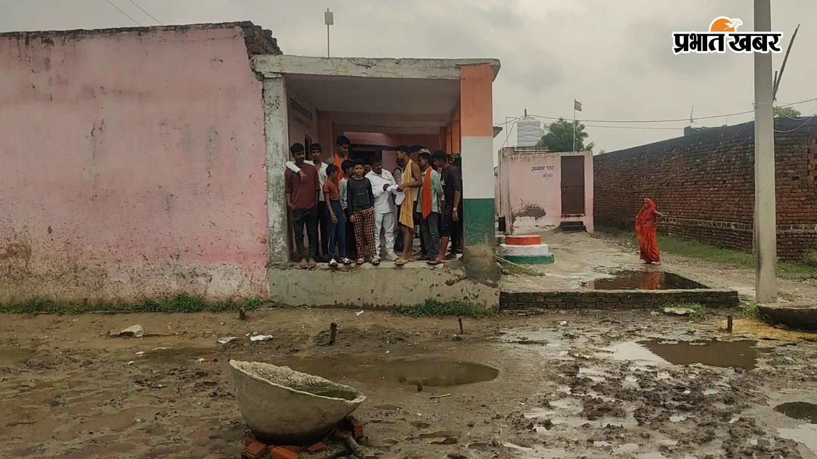 सासाराम में सरकारी स्कूल बना मवेशियों का तबेला, कमरों में रखा घास-भूसा,